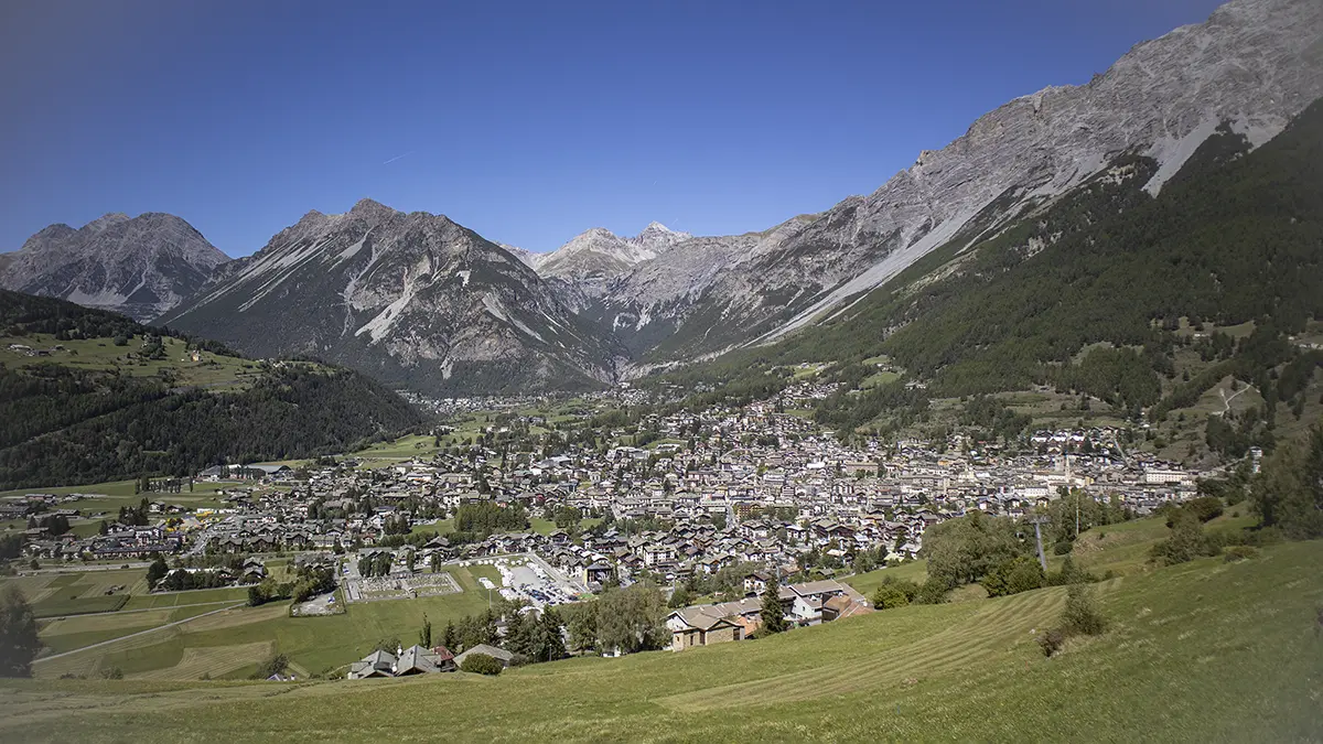 Blick auf Bormio im Sommer